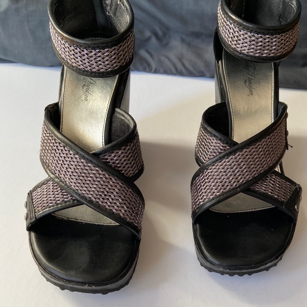 Shoe - Picture 2 of 6